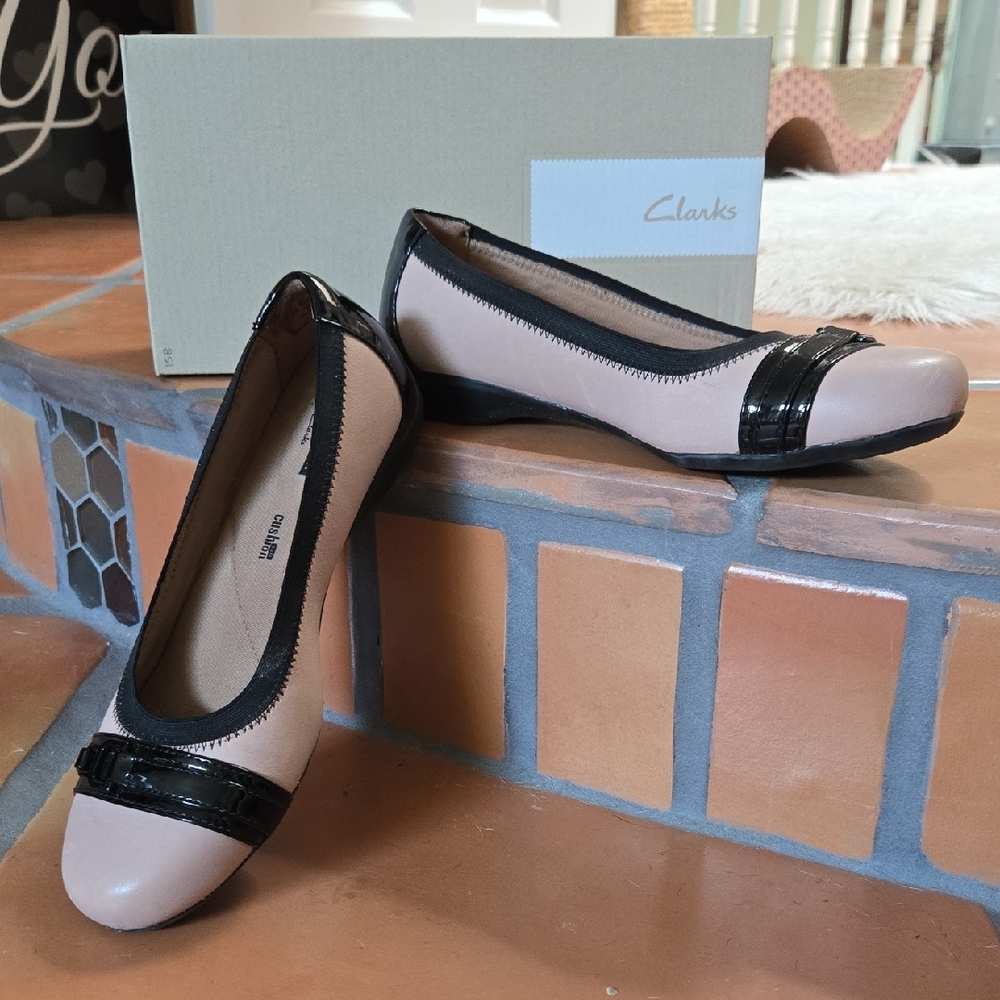 Clarks Women's Tan and Black Loafers